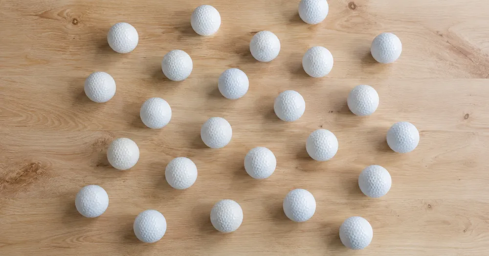 Tæl golfbolde i en spand fra et foto