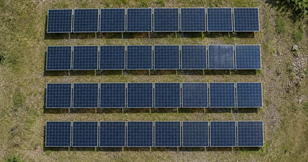 Tæl solpaneler på et tag eller array fra et foto